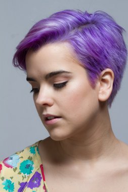 Menekşe kısa saçlı kadın Dow arıyor