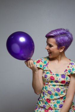 Gülüyor ve bir balon o ile tutarak Menekşe kısa saçlı kadın