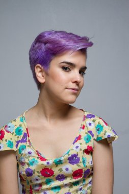 Kapalı asit Menekşe kısa saçlı kız