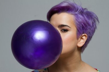 Bir balon ile onu tutan Menekşe kısa saçlı kadın closeup