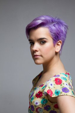 Menekşe kısa saçlı kadının kapalı profil