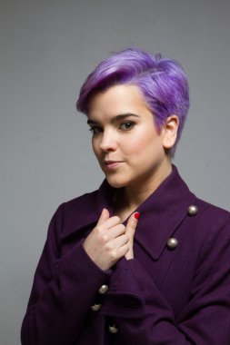 Violet-kısa saçlı kız ayakta ön kamera giyen bir 