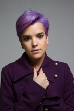 Camer mor bir palto giyiyor Menekşe kısa saçlı kız