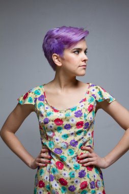 Menekşe kısa saçlı kadın kapalı, o onu ile ayakta eller