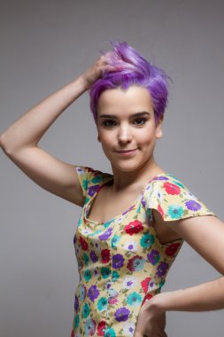 Mor saçları bir han ile tutan kısa saçlı kadın