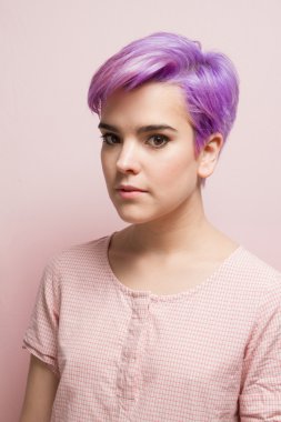 Kameraya bakarak pembe pastel Menekşe kısa saçlı kadın