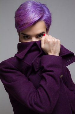 Menekşe coa bakmak Menekşe kısa saçlı kadın