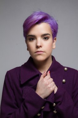 Menekşe kısa saçlı kadın mor bir palto giyiyor elele bir