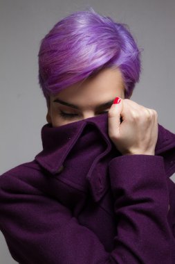 Menekşe coa saklanıyor menekşe kısa saçlı kadın