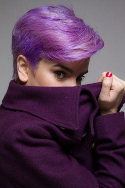 Menekşe kısa saçlı kız Menekşe coa bakmak