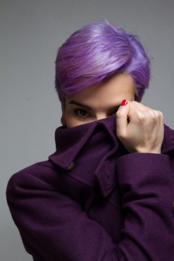 Menekşe kısa saçlı kız bir viole arkasında bir göz ile bakmak