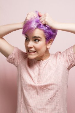 Pembe hamur Menekşe kısa saçlı kadın