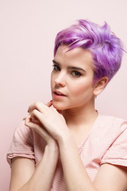 Pembe hamur Menekşe kısa saçlı kadın