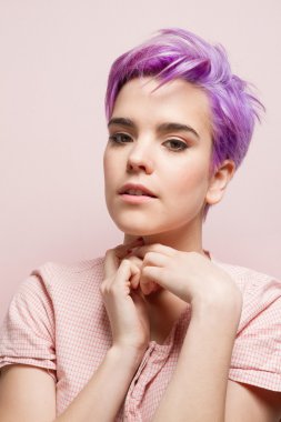 Pembe hamur Menekşe kısa saçlı kadın