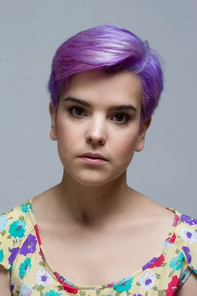 Camer ciddi görünümlü Menekşe kısa saçlı kadın