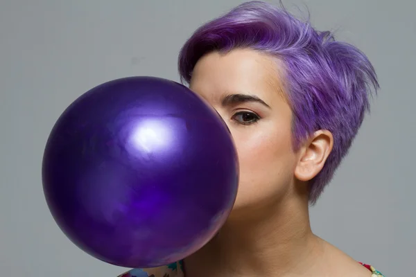 Bir balon ile onu tutan Menekşe kısa saçlı kadın closeup