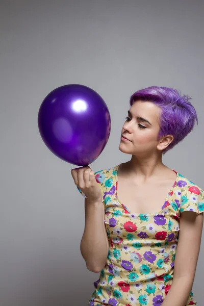 Violeta de cabelos curtos segurando um balão com a mão, assista — Fotografia de Stock