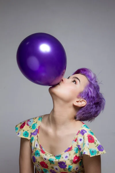 彼女の口でバルーンを保持している紫の短い髪の女性を見てください。 — ストック写真