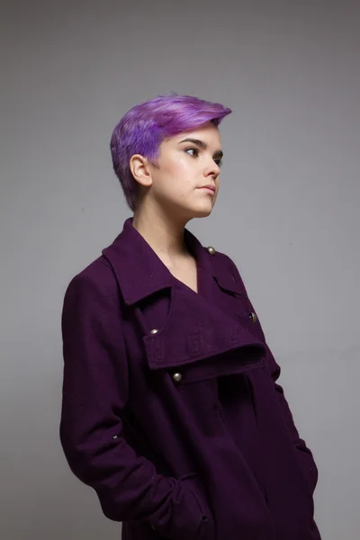 Mujer de pelo corto violeta con un abrigo violeta — Foto de Stock