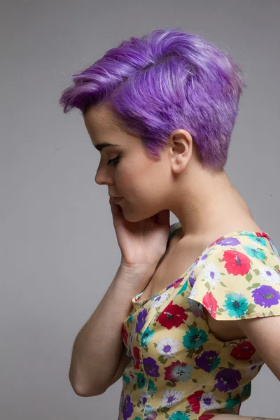 Onun yüz tutan Menekşe kısa saçlı kadın