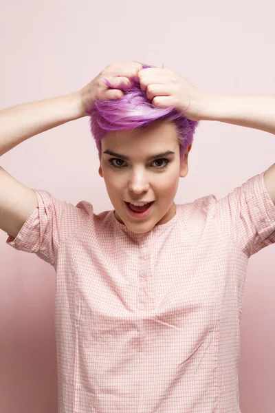 Pembe hamur Menekşe kısa saçlı kadın