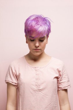 Gözlü pembe pastel Menekşe kısa saçlı kadın kapatmak