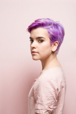 Menekşe kısa saçlı bir kadın profili içinde pembe pastel yaptı, bak