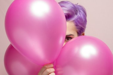 Pembe pastel balonlar bakmak Menekşe kısa saçlı kız 