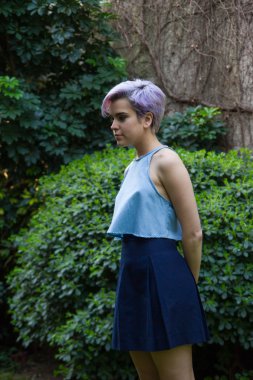 Mavi etek ve açık mavi menekşe kısa saçlı erkek