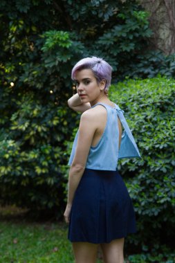 Boynunu tutan Menekşe kısa saçlı erkek