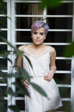 Bir korkuluk açık gülümseyen istirahat Menekşe kısa saçlı kız