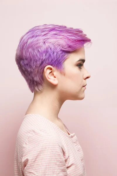 Perfil de uma mulher violeta de cabelos curtos em pasta rosa — Fotografia de Stock