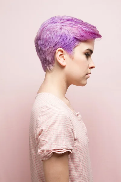 ピンク ペースト紫短い髪の女性のプロフィール — ストック写真