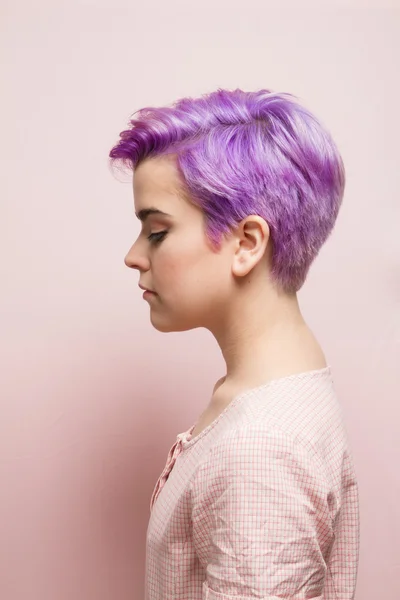 Perfil esquerdo de uma mulher violeta de cabelos curtos em pasta rosa — Fotografia de Stock