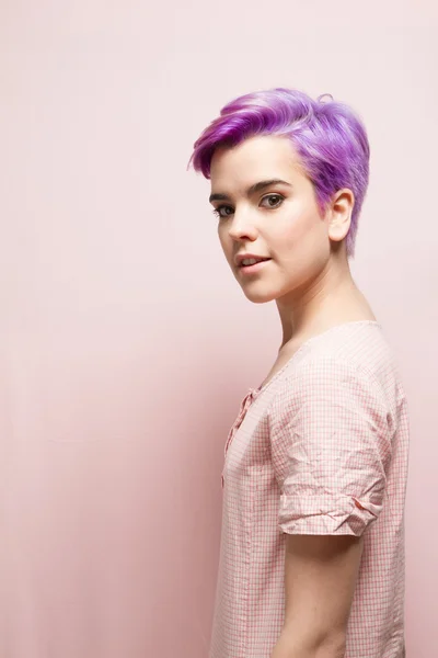 Sol profil içinde pembe pastel, SMIL Menekşe kısa saçlı bir kadın