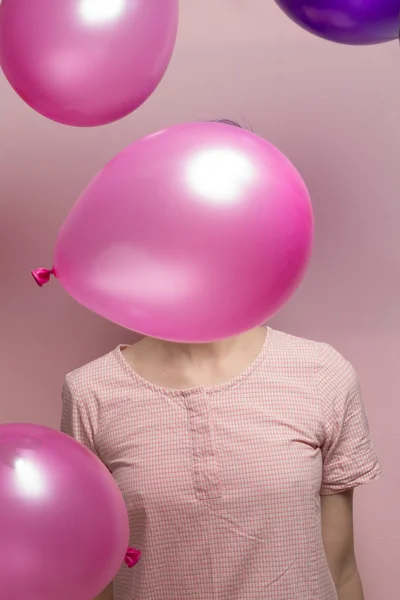 Violeta mulher de cabelos curtos em pastel rosa, escondendo-se atrás de cair — Fotografia de Stock