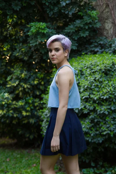 Violet short-haired female wearing a blue skirt and a light blue — Stock Photo, Image