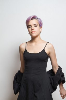 Paltosunu kapalı alarak Menekşe kısa saçlı kız