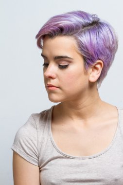 Tatlı bir mor kısa saçlı kızın gözleri ile kapalı