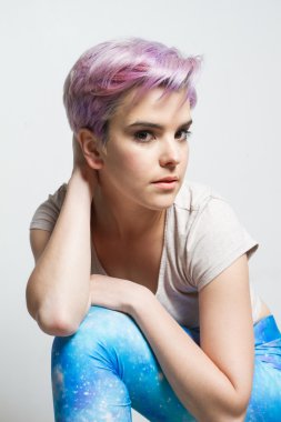 Tutan onun boyun kapalı, tek ayak u Menekşe kısa saçlı kadın