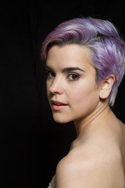 Kameraya bakarak, Menekşe kısa saçlı bir kadın portresi