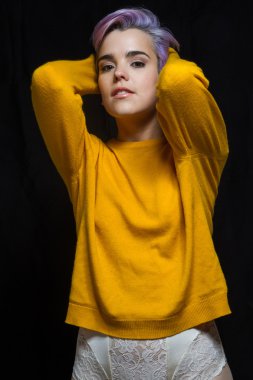 Onun h tutan sarı kazak giyen Menekşe kısa saçlı kadın