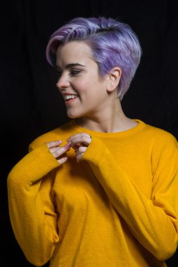 Sarı kazak kapalı giyen Menekşe kısa saçlı kadın