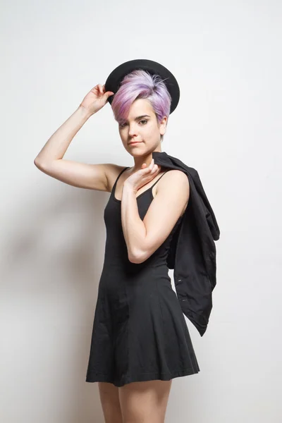 Bir şapka kapalı alarak Menekşe kısa saçlı kız