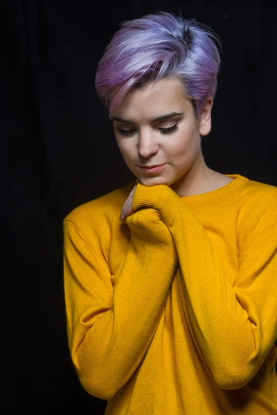 Lila rövid hajú nő visel egy fedett sárga pulóver — Stock Fotó