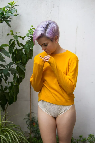 Violet korthårig kvinna som bär en gul tröja — Stockfoto