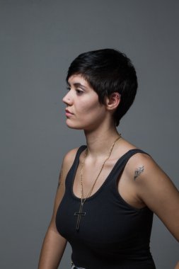 Siyah bir tanka giyen bir kısa saçlı esmer kadın profili