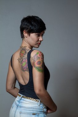 Siyah bir tanka giyen bir kısa saçlı esmer kadın arkadan görünüş