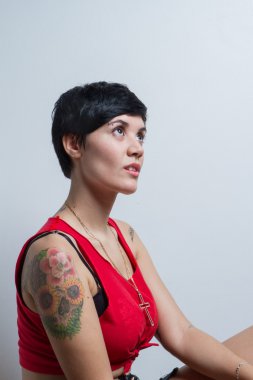 Kırmızı giyen arayan bir kısa saçlı esmer kadın profili 