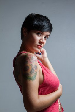 CA kırmızı bir tişört giyen kısa saçlı esmer kadın arıyor,